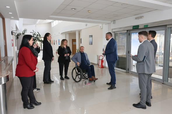 Minstri Hoti vizitoi organizatën jo-qeveritare “HandiKos”